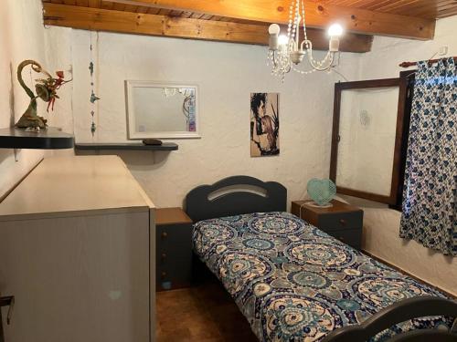 Dormitorio pequeño con cama y barra en Casa quinta La Panambí, en Campana
