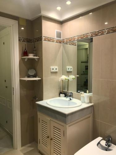 Habitación deluxe con baño privado en Atalaya Apartagolf, Estepona