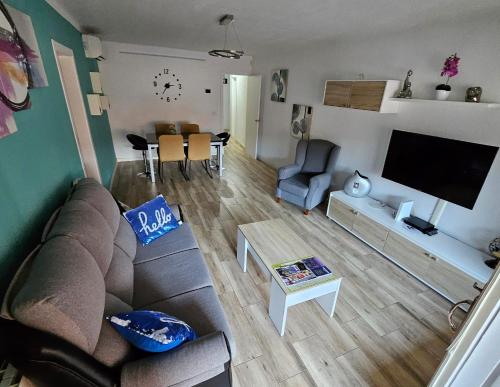 uma sala de estar com um sofá e uma mesa em Apartamento Nuria em Figueres