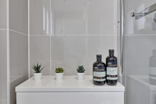 Ένα μπάνιο στο Newly Refurbished 3BR House Basildon, Garden, Netflix & Trisport Table
