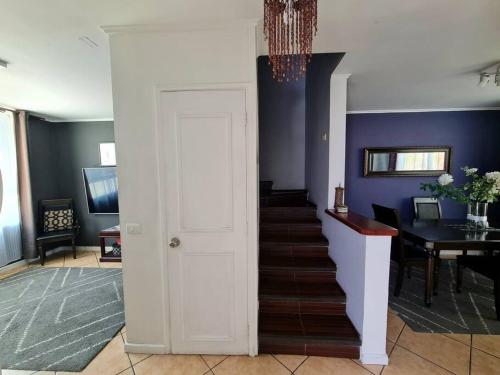 a hallway with a white door and stairs in a room at Casa en condominio jardines del norte Antofagasta. in Antofagasta