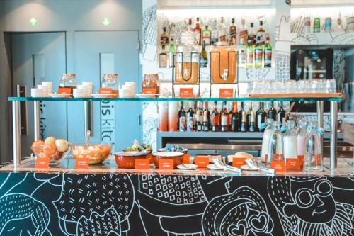un restaurante con barra con comida y bebida en ibis Mendoza en Mendoza