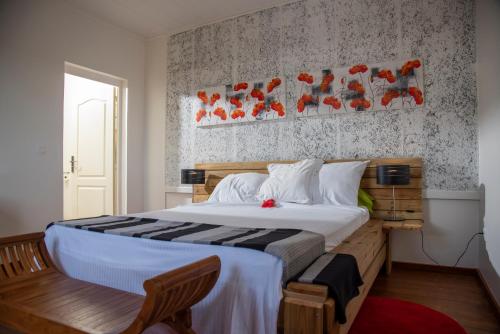 1 dormitorio con 1 cama grande en una habitación en La Bitasyon Tirisyl, en Capesterre