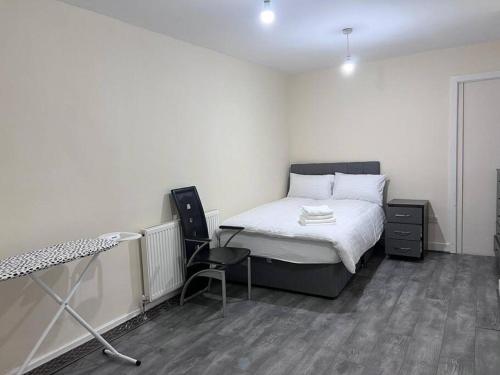 a bedroom with a bed and a desk and a chair at Luxury 2 Bed Apartment in Manchester in Manchester