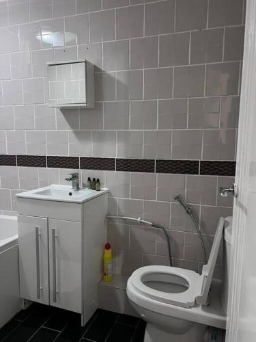 a bathroom with a white toilet and a sink at Luxury 2 Bed Apartment in Manchester in Manchester