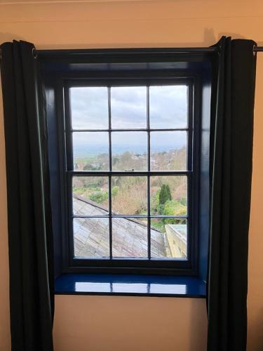una finestra in una camera con vista di Shaftesbury Centre a Shaftesbury