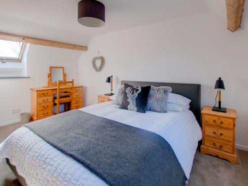 ein Schlafzimmer mit einem großen Bett mit blauen Kissen in der Unterkunft 2 bed property in Godshill Isle of Wight IC149 in Godshill