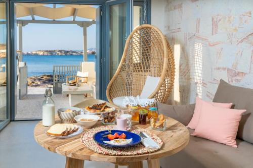 una mesa con comida en la sala de estar en Sirma Beach House, en Kimolos