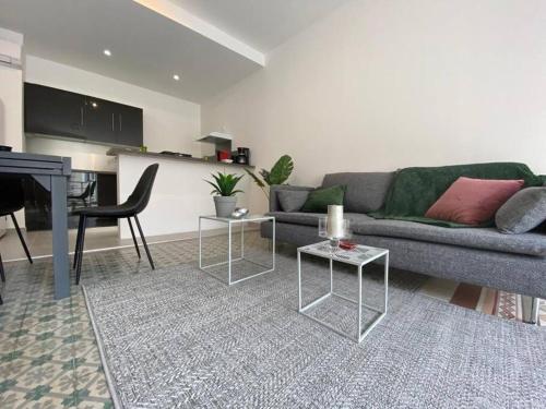 un salon avec un canapé et une table dans l'établissement le contemporain-2 chambres-vue Eglise saint paul, à Nîmes