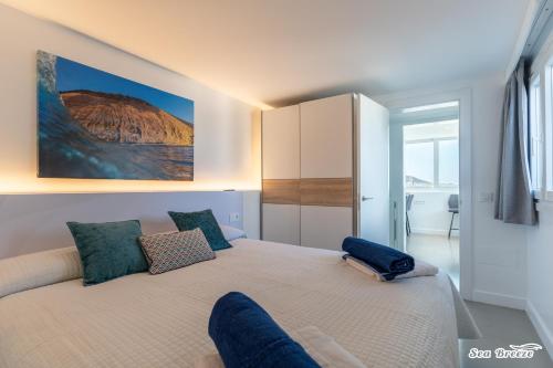 una camera con un grande letto di Apartamentos Sea Breeze a Famara