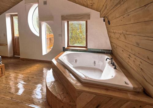 uma grande casa de banho com uma grande banheira num quarto em Los Cauces - Reserva Cannábica em Epuyén