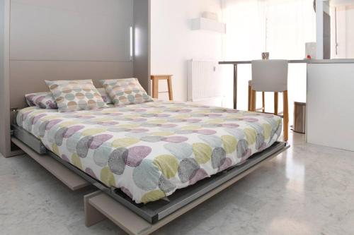 Un ou plusieurs lits dans un hébergement de l'établissement Lovely studio with pool by the sea