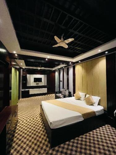 1 dormitorio con 1 cama y ventilador de techo en Hotel Istanbul, en Sylhet