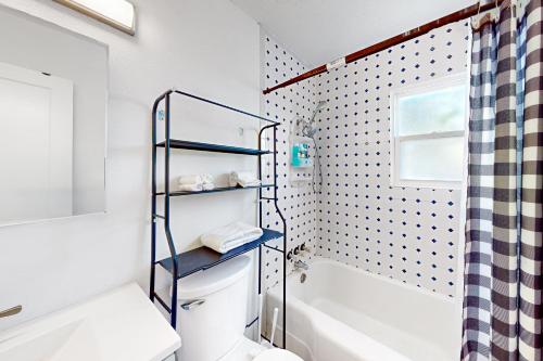 La salle de bains est pourvue d'une douche et de toilettes. dans l'établissement Mid America House, à Midwest City