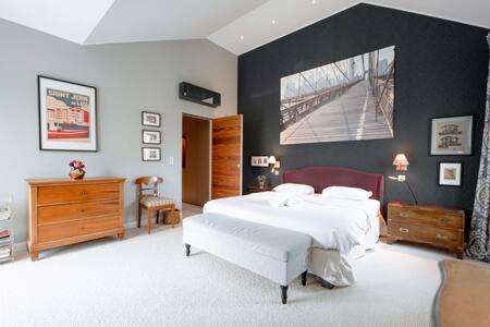 Dippach的住宿－Charming 3BR with Balcony, Yard & Sauna，卧室配有一张白色大床和一张书桌