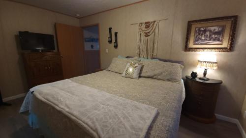 Ліжко або ліжка в номері Flatt Creek Cottage