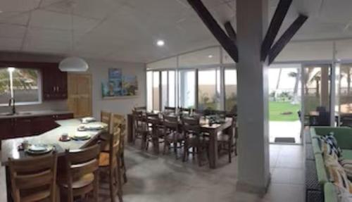 cocina y comedor con mesas y sillas en Vistabella Beach House - Pool, Beach - 12ppl, en El Porvenir