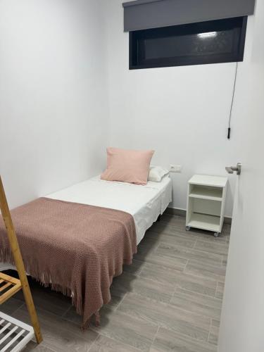 1 dormitorio con 1 cama y mesa auxiliar en NAUZAYARA 6, en La Frontera