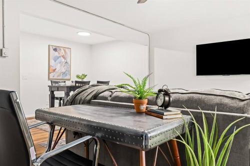 Televisyen dan/atau pusat hiburan di Spacious 1BR Flat near Downtown Royal Oak