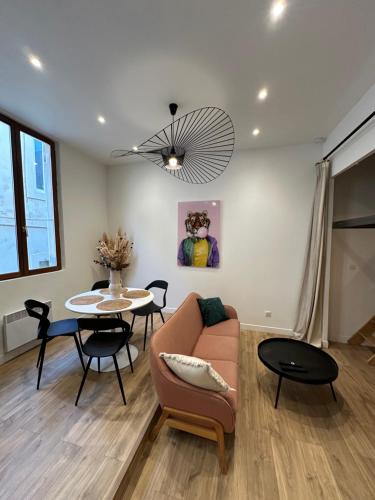un salon avec un canapé et une table dans l'établissement ~{Le Pan’yay}~, à Marseille
