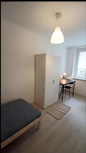 een kamer met een bed en een tafel en een licht bij Apartkeep Plauen 25 in Plauen