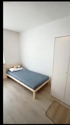 een kleine kamer met een bed in de hoek bij Apartkeep Plauen 25 in Plauen
