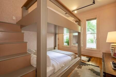 Ένα ή περισσότερα κρεβάτια σε δωμάτιο στο Bunk Room at the Grand Maloney