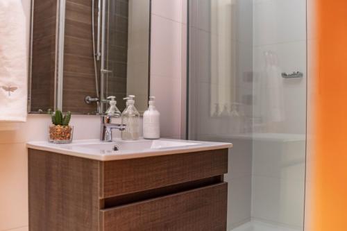 une salle de bain avec lavabo et douche dans l'établissement Departamentos ALOJAMIENTO OFICIAL GRAN PARADOR ski in - out, Centro de Ski El Colorado, Farellones - Único con descuentos en servicios del Centro de Ski, à Farellones