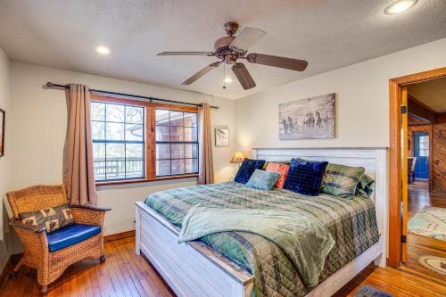 1 dormitorio con 1 cama y ventilador de techo en Streetman Vacation Rental with On-Site Lake Access!, 