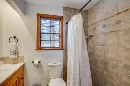 y baño con aseo y lavamanos. en Streetman Vacation Rental with On-Site Lake Access!, 