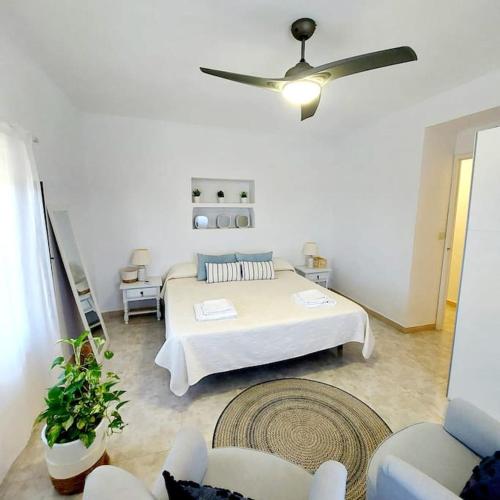 a living room with a bed and a ceiling fan at Villa Del Cabo in Águilas