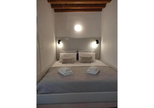 1 dormitorio con 1 cama con 2 toallas en xylokeratia home milos, 