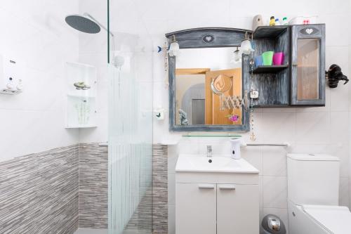 a white bathroom with a sink and a mirror at Bungalow Montecastillo i1 in Caleta De Fuste