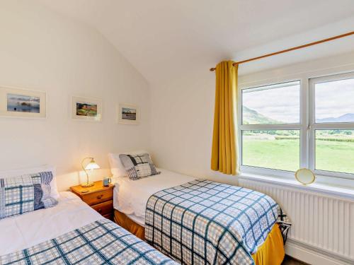 twee bedden in een kamer met een raam bij 3 Bed in Borrowdale SZ148 in Grange