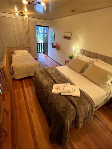 um quarto com 2 camas e toalhas em Lofts Urbano em Urubici