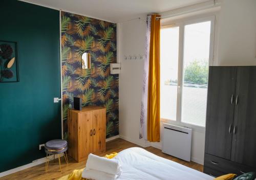 Schlafzimmer mit einem Bett und einem Fenster in der Unterkunft Cosy Casa entre Paris et Disney in Neuilly-Plaisance