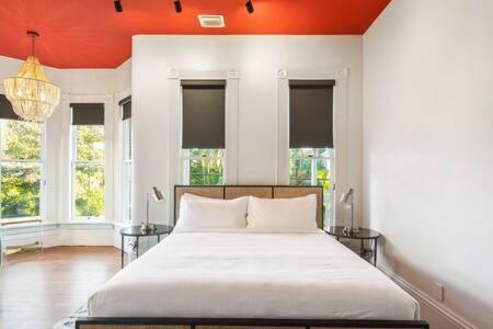 Postel nebo postele na pokoji v ubytování Red Room at the Grand Maloney by Brightwild
