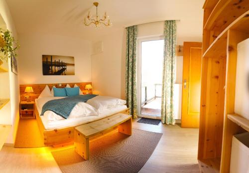 a bedroom with a bed and a window at Apartment Haus Braumandl in Bad Ischl