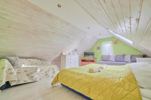 1 Schlafzimmer mit 2 Betten und einem Sofa in der Unterkunft Agroturystyka Barycz 46 in Końskie