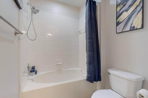 La salle de bains est pourvue d'une baignoire, de toilettes et d'une douche. dans l'établissement A VIBE in DEEP ELLUM!, à Dallas
