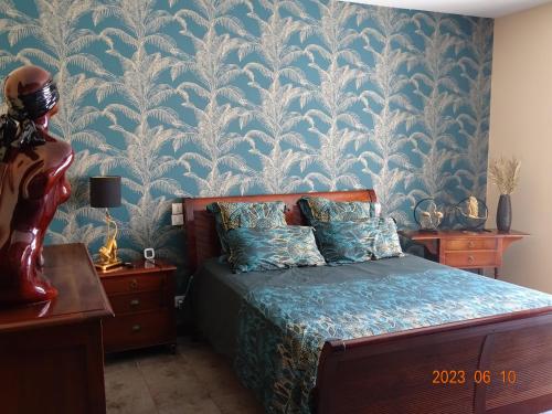- une chambre dotée d'un lit avec du papier peint bleu et blanc dans l'établissement VILLA ENTRE MER ET MONTAGNE, à Pézenas