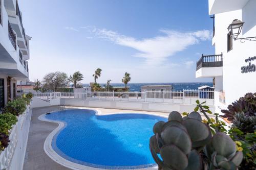 una piscina sul lato di un edificio di Aqua Viva - Playa San Juan a Playa de San Juan