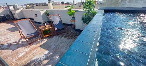 una casa con piscina en la parte superior de un edificio en San Luis Downtown & Pool Apartment, en Sevilla