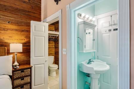 Coral Cove #1 by Brightwild في كي ويست: حمام مع حوض ومرحاض في الغرفة