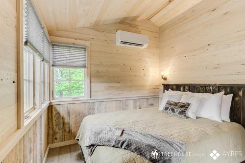 um quarto num chalé com uma cama em The Moosewood in Treehouse Grove at Norton Creek em Gatlinburg