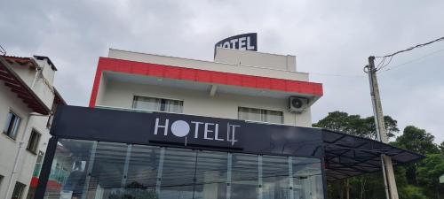 una señal de hotel frente a un edificio en Hotel em Timbo Grande, 