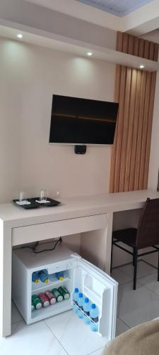 a kitchen with a table with a drink drawer at Hotel em Timbo Grande 