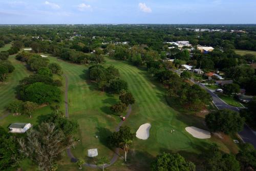 an aerial view of a golf course at Grant Street Inn in Dunedin