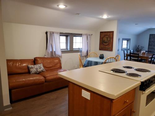 New GlarusにあるSpacious, Pet Friendly, in the Heart of Downtownのキッチン、リビングルーム(ソファ、テーブル付)