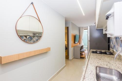 Un baño con un lavabo y un espejo en la pared. en Noroeste 10/11 Square, en Brasilia